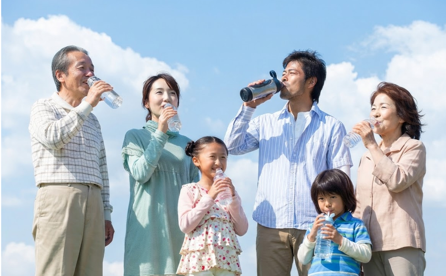 水分補給をする家族